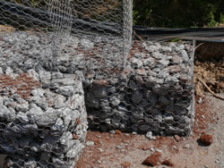 Gabionen stützmauer selber bauen