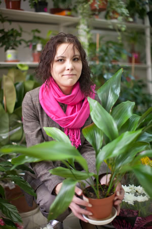 Frau mit Schusterpalme